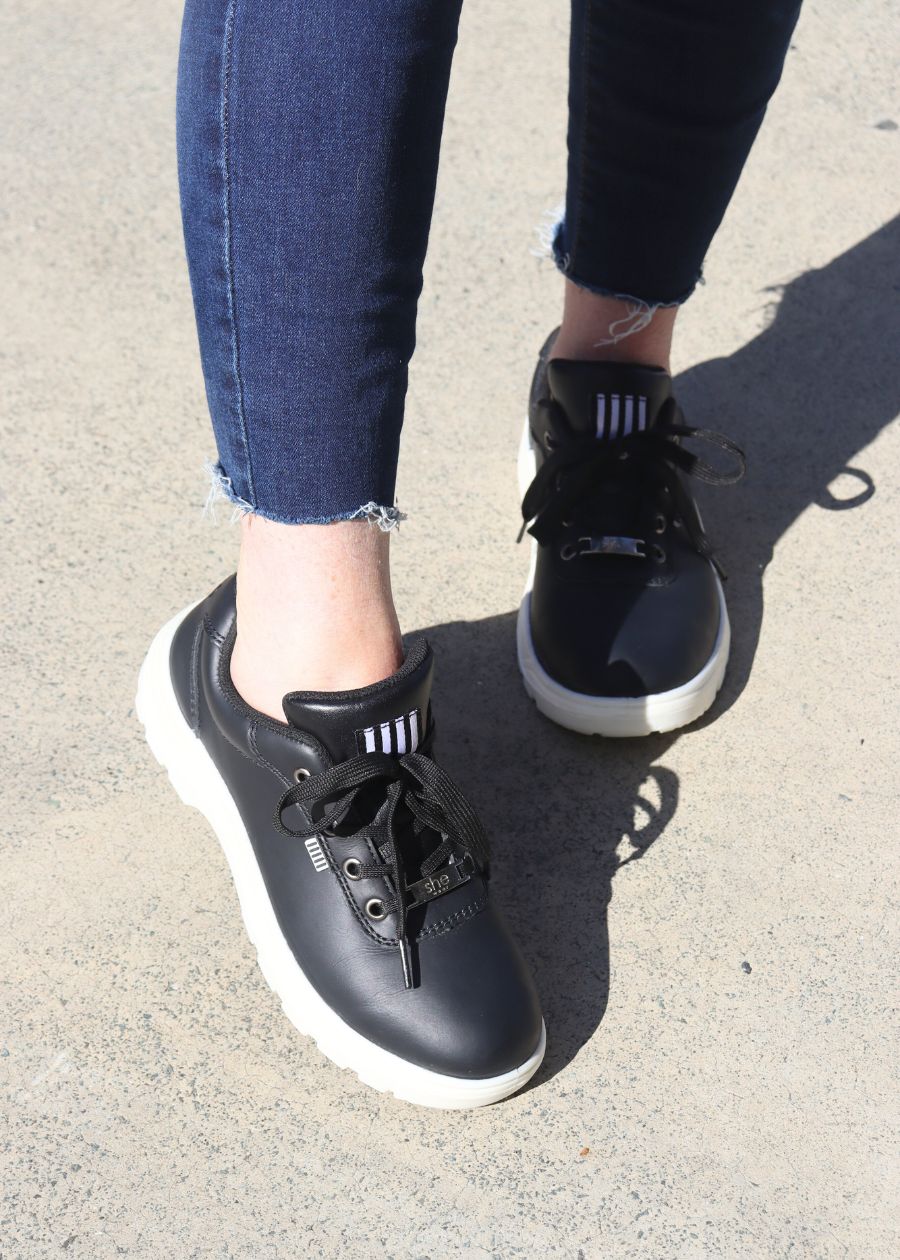 Nurtures: wide fit women's sneaker